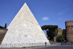 Piramide di Cestio al termine del restauro