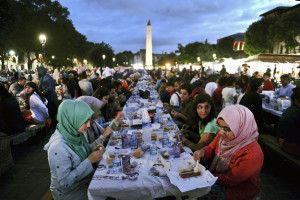 In moltissime città musulmane vengono organizzati dei banchetti per mangiare dopo il tramonto.