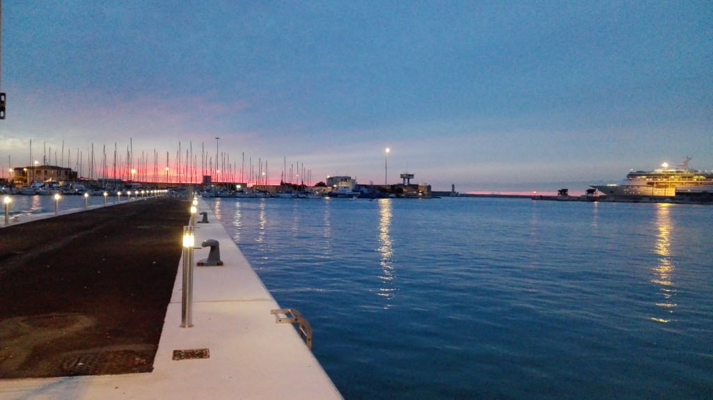 Tramonto al porto--> Gran parte della nostra quotidianità si svolge proprio al porto: navi che partono, pescatori, gru e molto altro ancora.  