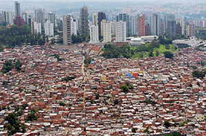 Ricchezza e povertà a confronto, tra grattacieli e favelas