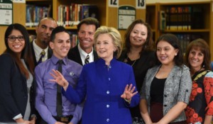 La Candidata Clinton ritratta assieme ad un gruppo di ispanici - Foto Yahoo