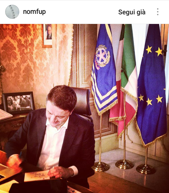 Matteo Renzi firma le dimissioni nel suo studio di Palazzo Chigi - Foto tratta dal Profilo Instagram di Filippo Sensi (@nomfup)