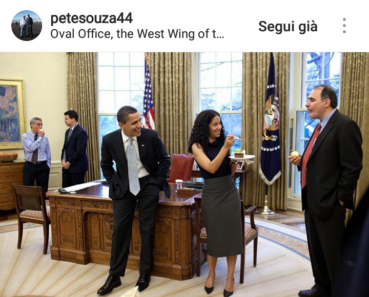 Aprile 2009.  Un momento divertente nello Studio Ovale, Mona Sutphen la Deputy Chief dello Staff della Casa Bianca offre un pezzo di dolce a David Axelrod, il Senior Advisor e Chief Strategist di Obama.