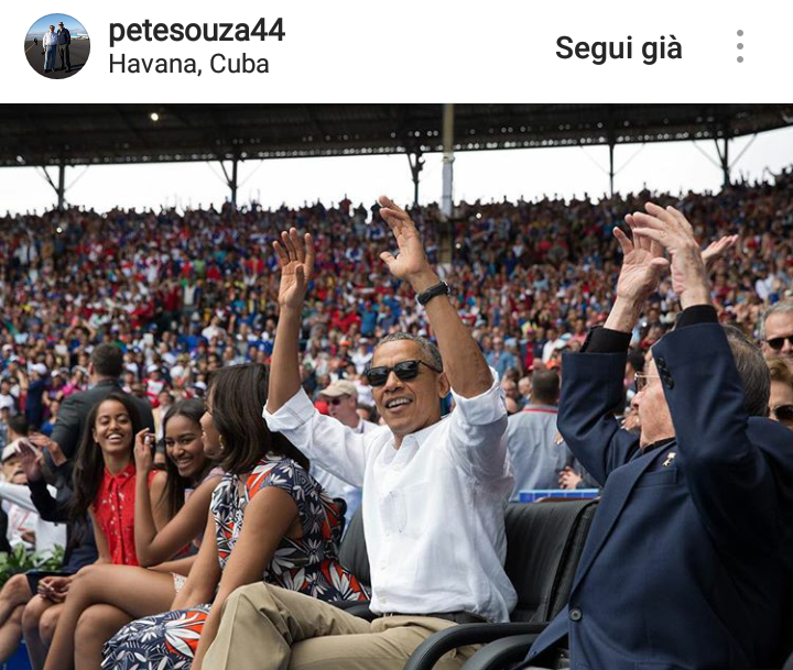 Obama e il Presidente di Cuba Raùl Castro fanno "l'onda" durante una partita di baseball a L'Avana.